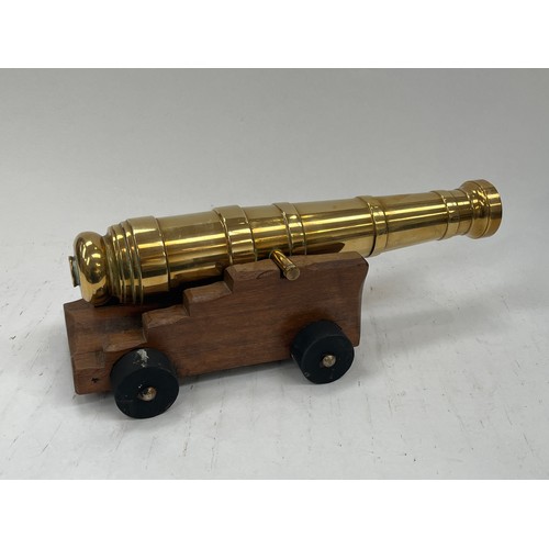 9142 - A replica decorative brass cannon, no touch-hole