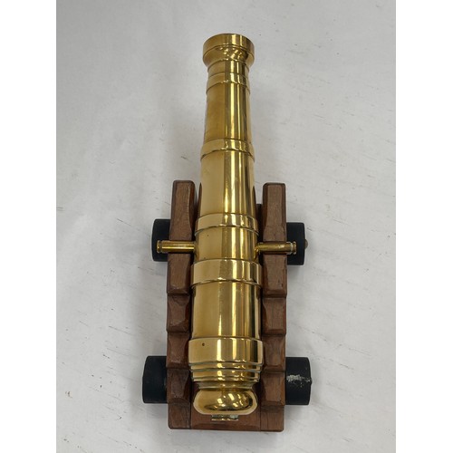 9142 - A replica decorative brass cannon, no touch-hole