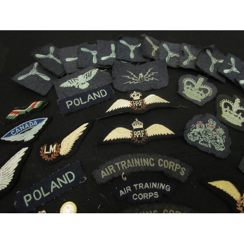 9461 - A collection of RAF badges / insignia including Air Training Corps, ribbons and wings etc