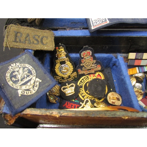 9462 - A box of miscellaneous including buttons and Royal Navy insignia