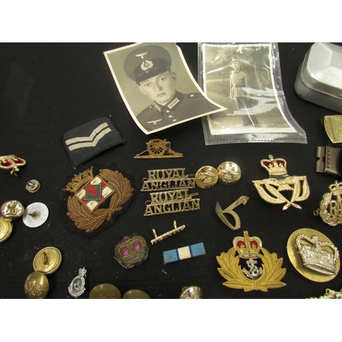 9464 - A box of military insignia, mainly British, including staybrite