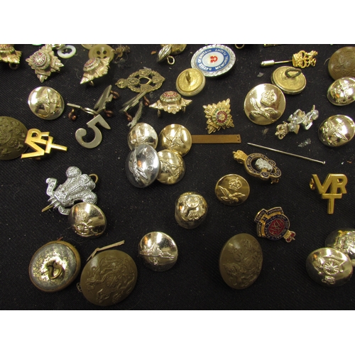 9464 - A box of military insignia, mainly British, including staybrite