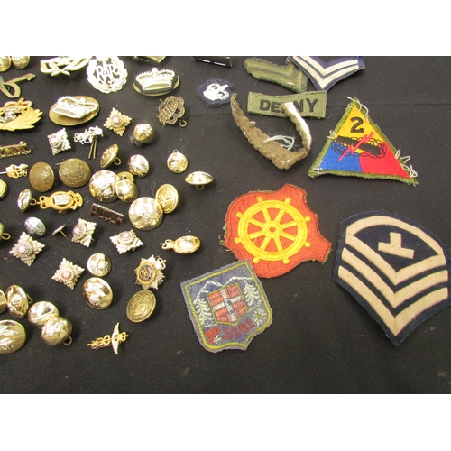 9464 - A box of military insignia, mainly British, including staybrite