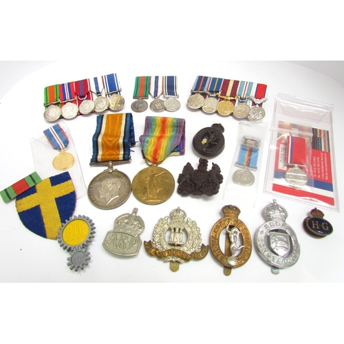 9446 - A quantity of medals and insignia including WWI pair to 160178 GNR. H.K. COOK R.A., Bakelite economy... 