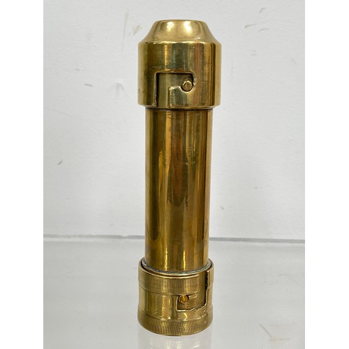 9521 - A brass nautical telescopic candlestick     (E) £15-20