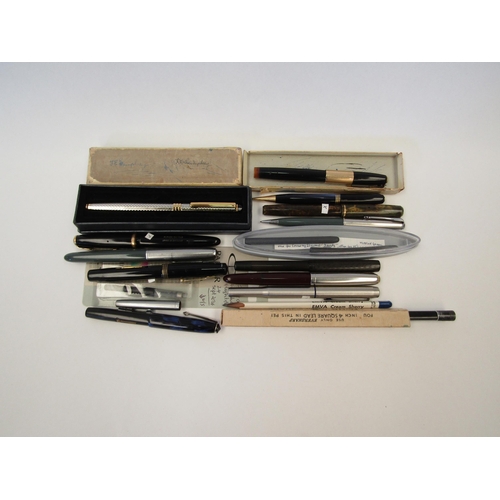 1342 - A collection of vintage fountain pens including Parker 