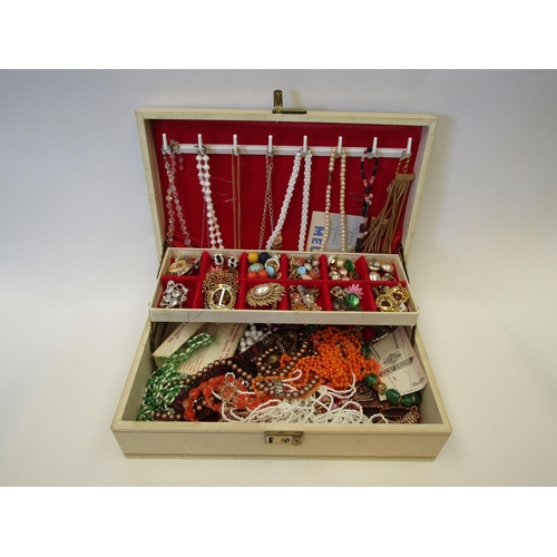 1360 - A jewellery box containing assorted jewelry etc