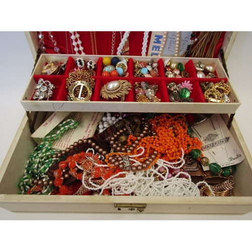 1360 - A jewellery box containing assorted jewelry etc