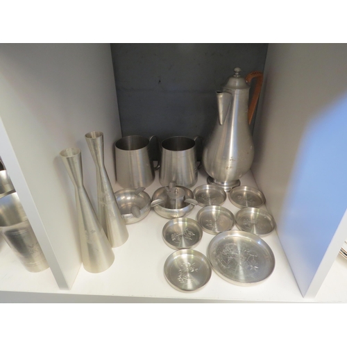 1332 - A quantity of Royal Selangor pewter items including jugs, tumblers, tea set, ash trays etc. with ori... 