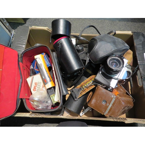 1527 - A box containing vintage cameras and camera equipment including a Ricoh Diacord in leather case, Min... 