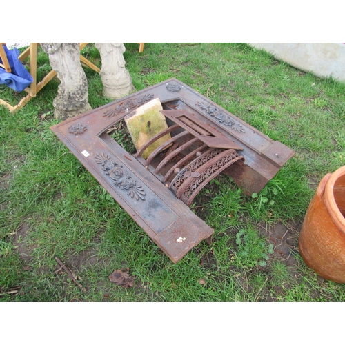 5369 - A cast iron fire place with lion motif