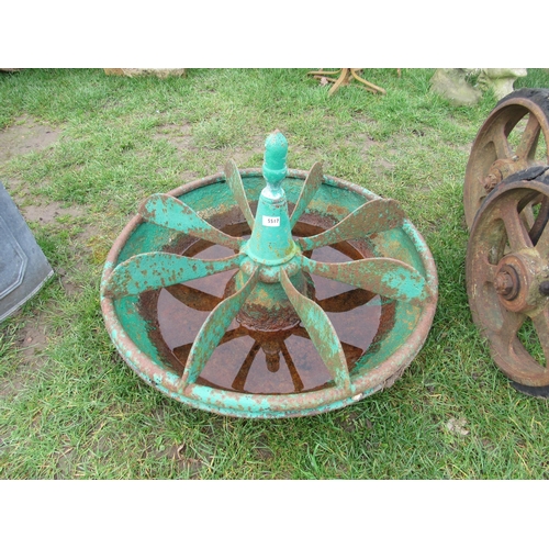 5370 - A cast iron circular pig trough with dividers and acorn finial   (R) £120