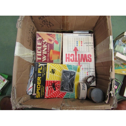 4231 - A box of miscellaneous children's games and toys including Cannasta, Tidley Winks, puzzle, cribbage ... 