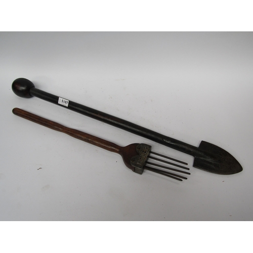 5107 - A moling spade and fork