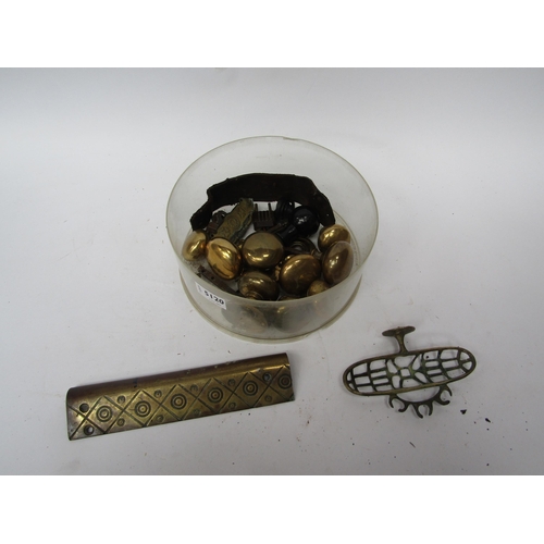 5120 - A box of brass handles etc