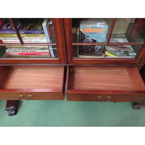 4140 - An Edwardian crossbanded and inlaid mahogany glazed two door bookcase/cabinet with working lock and ... 