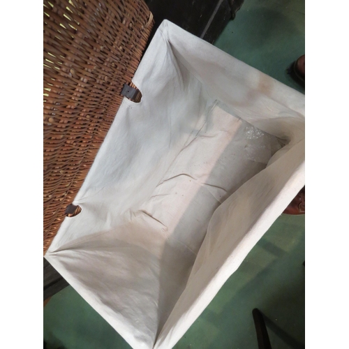 4166 - A wicker laundry basket with liner