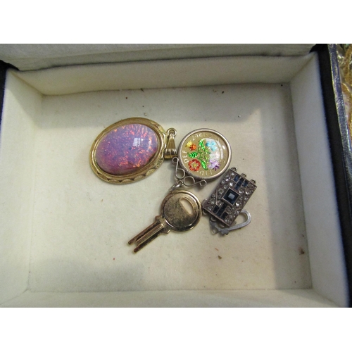 4300 - A jewellery case containing a Mexican silver/abalone necklace, coral necklace, rough amber necklace,... 