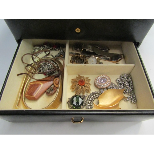 4300 - A jewellery case containing a Mexican silver/abalone necklace, coral necklace, rough amber necklace,... 