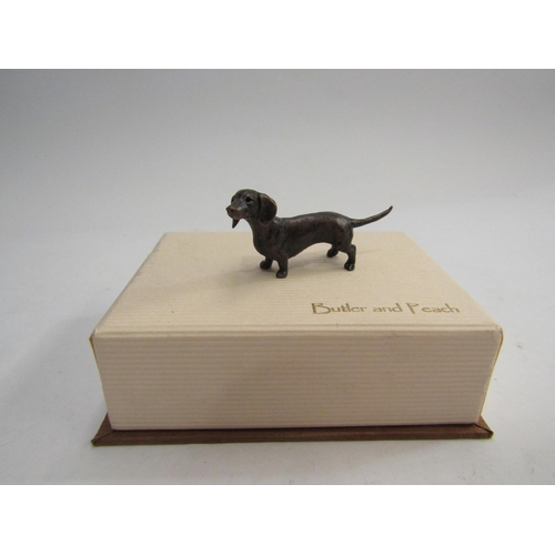 4315 - A miniature solid bronze Dachshund, 4cm long