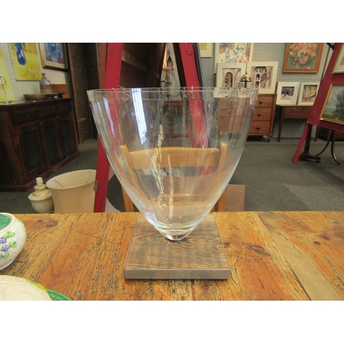 1035 - A large glass vase on square wooden base, 28cm high     (R) £15