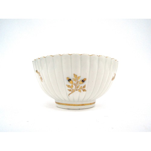 9041 - A George III Caughley porcelain slop bowl, fluted body with underglazed blue flowers, heightened wit... 