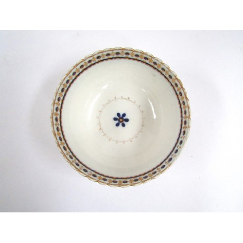 9041 - A George III Caughley porcelain slop bowl, fluted body with underglazed blue flowers, heightened wit... 