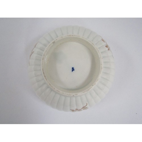 9041 - A George III Caughley porcelain slop bowl, fluted body with underglazed blue flowers, heightened wit... 