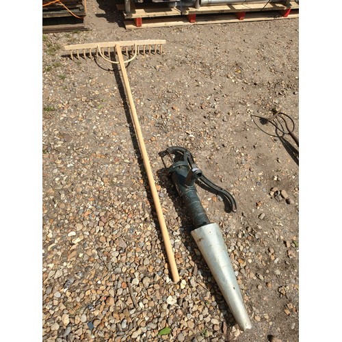 3520 - A comb rake and a cast garden hand pump