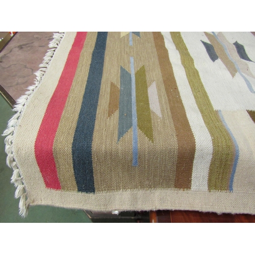 4015 - A geometric pattern rug, beige ground, tasselled ends, 176cm x 121cm