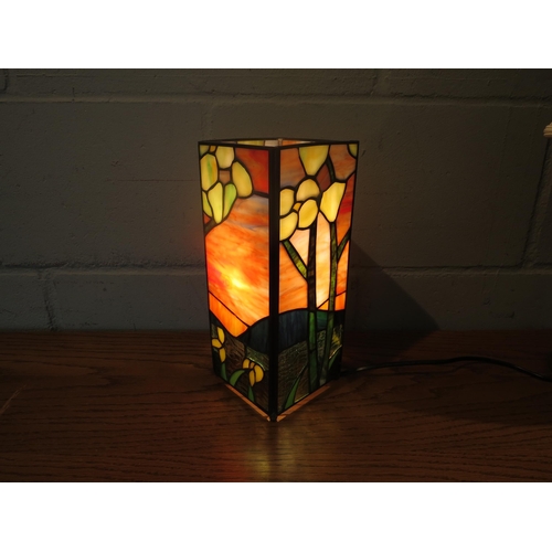 1064 - A Tiffany style lead glazed table lamp with floral design, 27cm tall