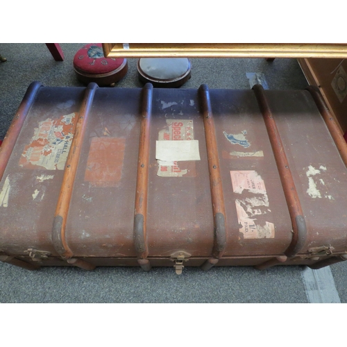 1102 - A vintage trunk containing assorted linens and curtains