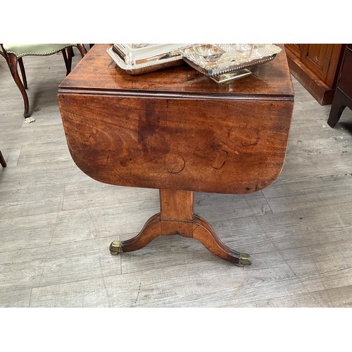 4086 - A 19th Century Regency mahogany sofa table with twist support, two true and two faux drawers. 73cm h... 