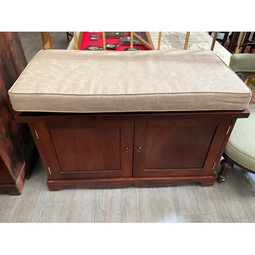 4124 - A Georgian style mahogany window seat with loose cushion top, two cupboard door base, 67cm high x 10... 