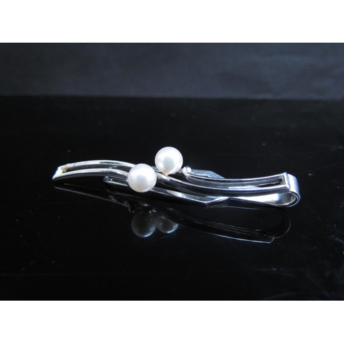 4416 - A Mikimoto silver tie clip set with two pearls