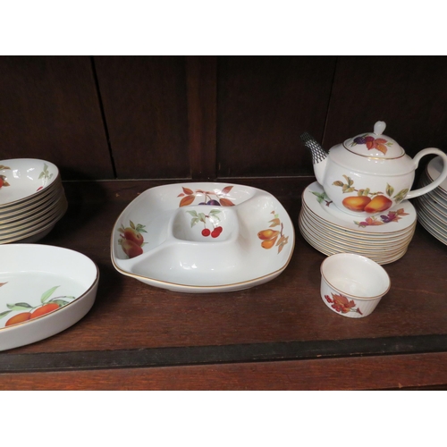 4154 - A selection of Royal Worcester 