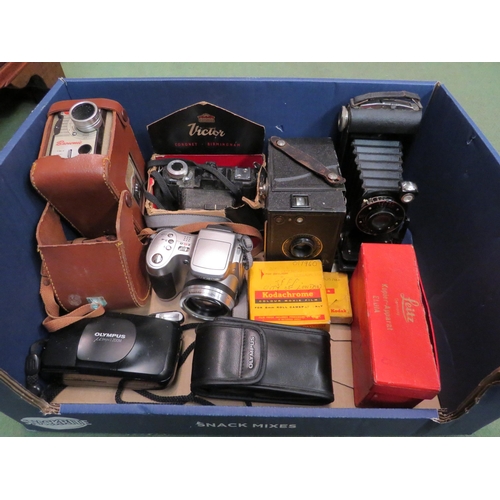 4224 - A collection of cameras to include Kodak Brownie, Six-20 Kodak Junior, Ensign, etc