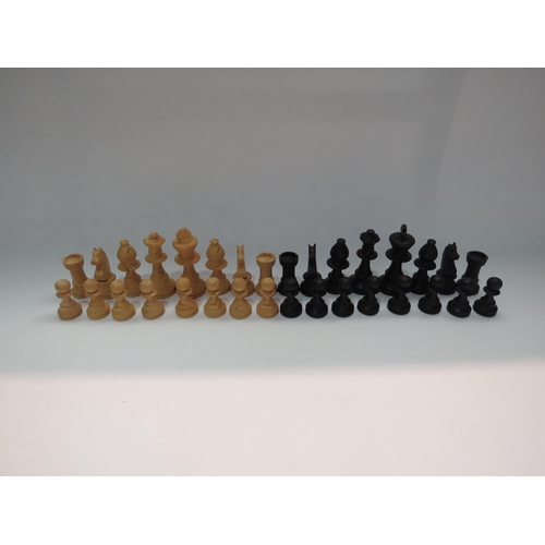 4304 - Staunton boxwood chess pieces (32)