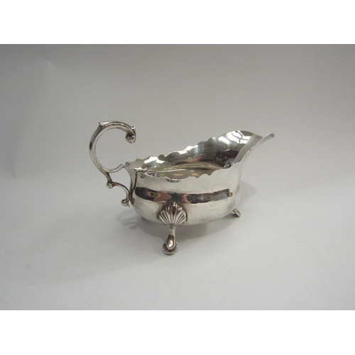 4353 - An Edwardian silver sauce boat