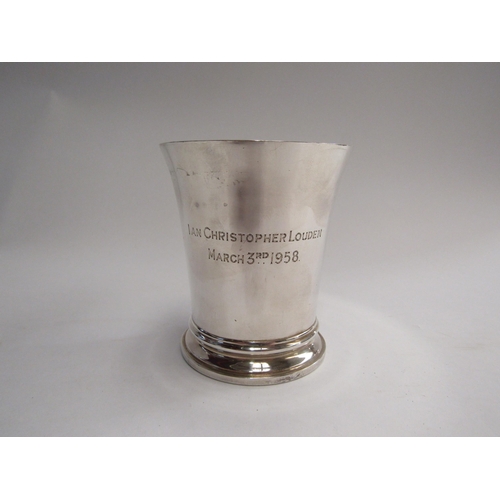 4355 - An engraved silver tankard, 9cm tall