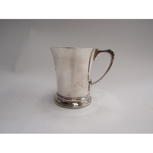 4355 - An engraved silver tankard, 9cm tall