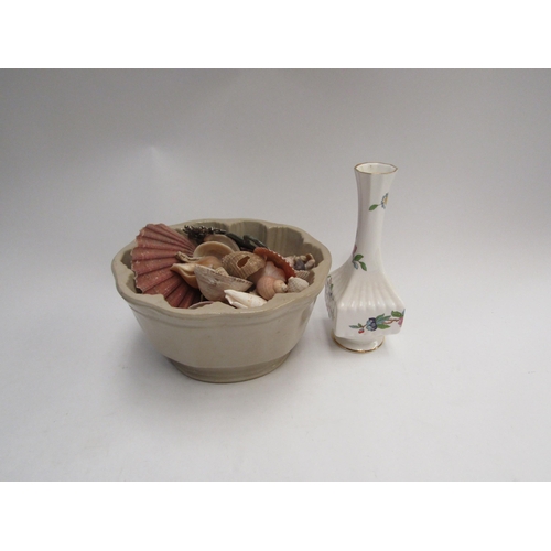 4475 - A pottery jelly mould with shell contents and Aynsley vase