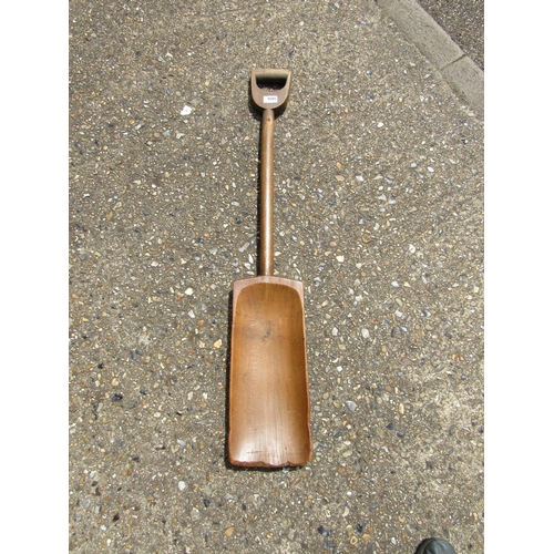 9005 - An all wood malt shovel