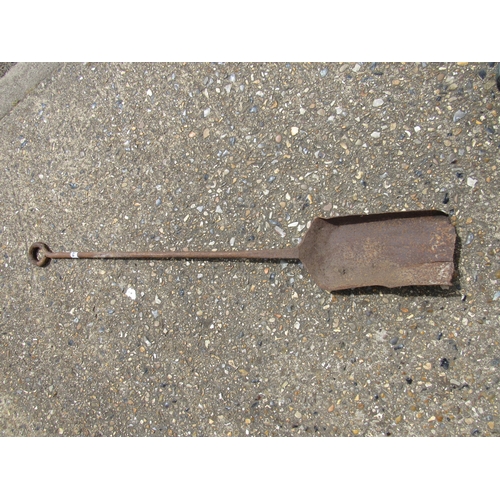 9008 - An iron clinker shovel