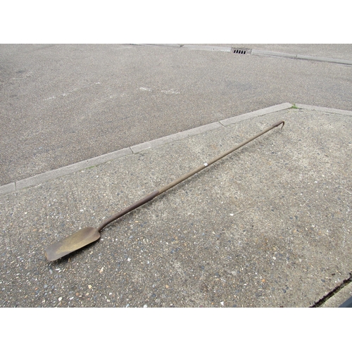 9021 - A long handled rabbiting spade with hook