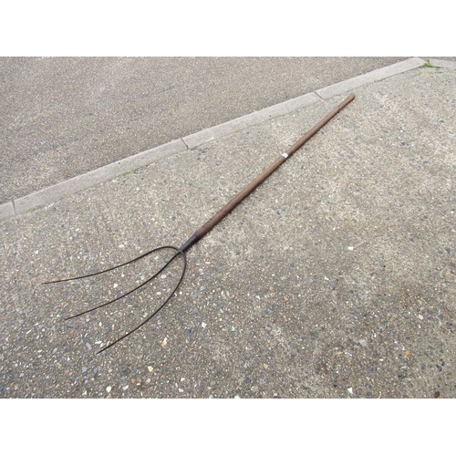 9023 - A long handle three tine hay fork