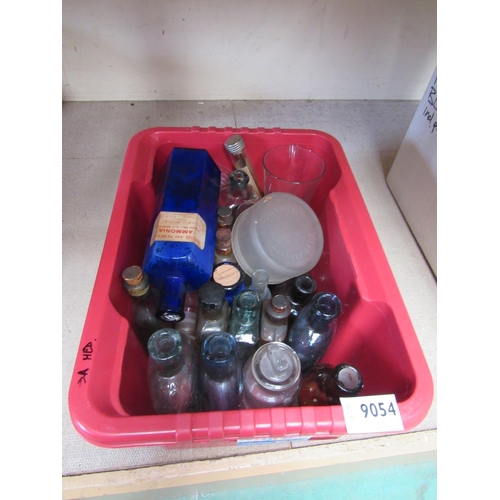 9054 - A box of mixed chemist/medicine bottles