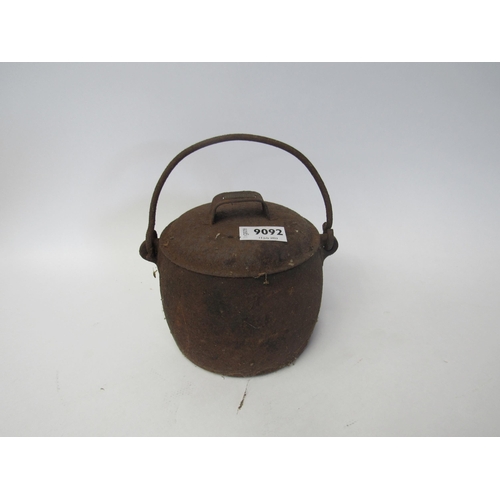 9092 - A cast Holcroft pot with lid