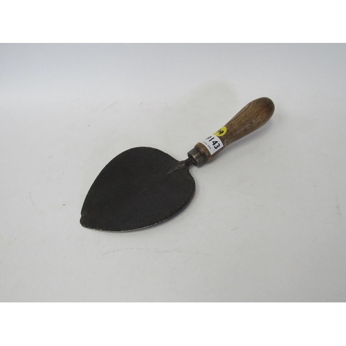 9143 - A strawberry spade