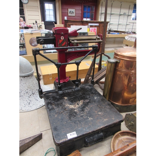 9153 - A set of platform scales to weigh 20cwt with label for Walkers Weighers, Norwich         (E) £10-20
